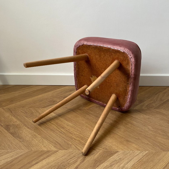 Image 1 of Roze fluwelen voetenbank, poef in mid-century modern stijl, houten poten, vintage kaptafelstoel