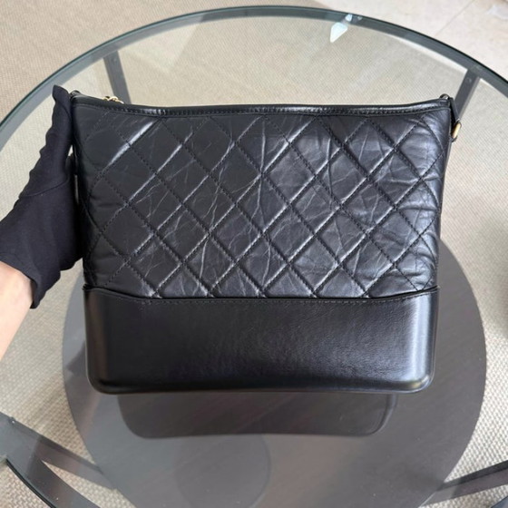 Image 1 of Borsa Chanel Gabrielle Medium - Pelle di vitello trapuntata invecchiata, nera, bicolore oro, serie 24