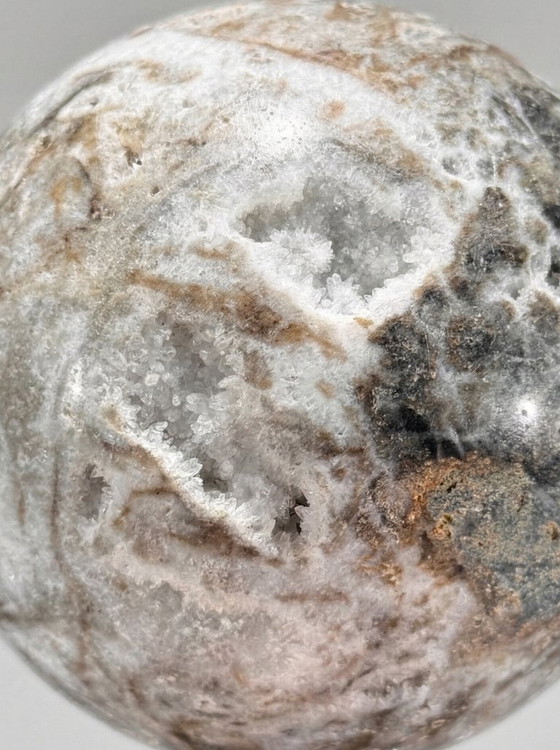 Image 1 of Impresionantes esferas de ágata drusa (cuarzo) sobre bases: decoración mineral contemporánea.