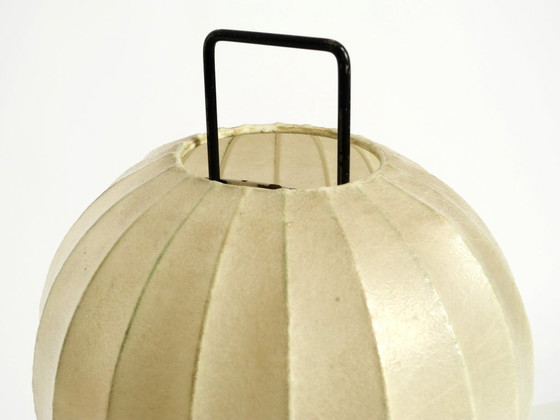 Image 1 of Rarissima e bellissima lampada da tavolo a bozzolo con treppiede in stile Mid-Century Modern.