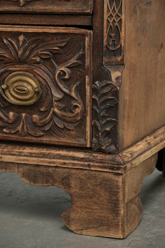 Hermosa cómoda inglesa de roble ricamente tallada del siglo XVIII con detalles únicos y una hermosa pátina (photo 15 of 15)