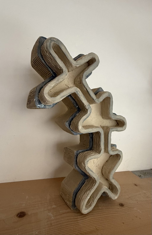 Expressive Architectural Clay Sculpture - Hand-Sculpted Yellow And Raw Stoneware Cross Totem – beeldhouwkunst (photo 2 of 7)