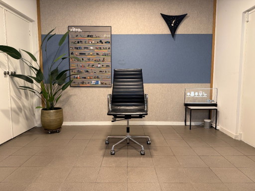 Vitra | Eames | EA119 | Pelle nera e cromo | 1 pezzo