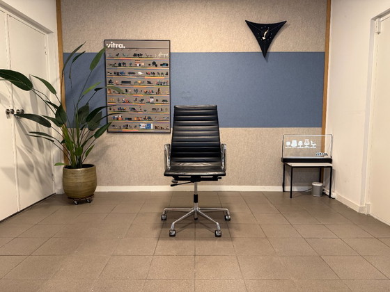 Image 1 of Vitra | Eames | EA119 | Pelle nera e cromo | 1 pezzo