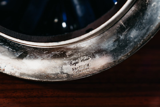Image 1 of Grote blauwe serveerkan uit de Royal Sheffield Collection uit de jaren 1950, vintage pronkstuk.