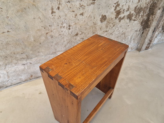 Image 1 of Grenen Houten Rustiek Brutalistisch Krukje