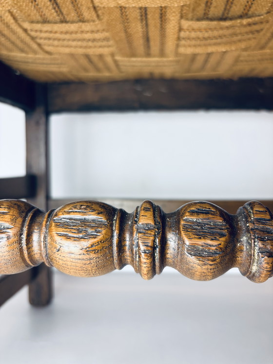 Image 1 of 🪑 Vintage eikenhouten armstoel met origineel leren bekleding (1920–1950)