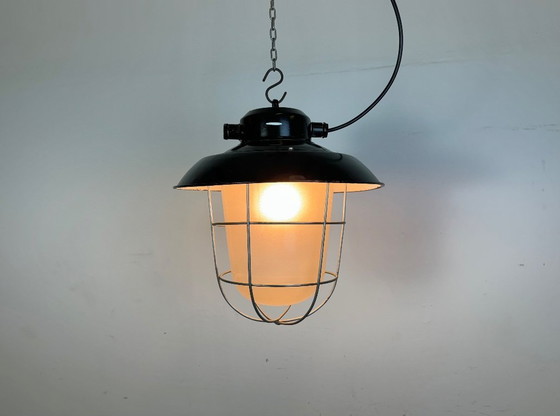 Image 1 of Industriële zwarte geëmailleerde fabriekshanglamp, jaren 60