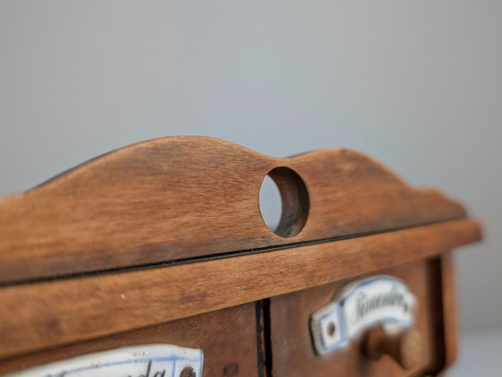 Image 1 of Armoire à épices murale rustique espagnole en bois avec étiquettes en céramique, années 1930