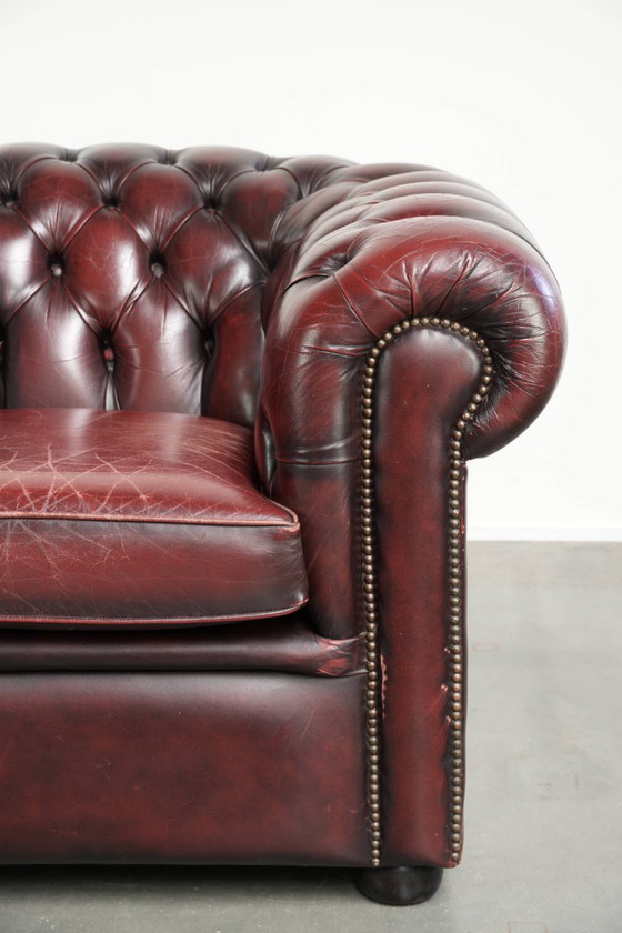Schicker, gelebter englischer Chesterfield Club-Sessel in zeitlosem Rot – Leather, Klassiek (photo 9 of 13)
