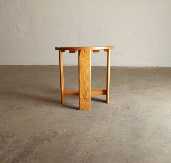Vintage bijzettafel van grenenhout met latten – Wood (photo 3 of 11)