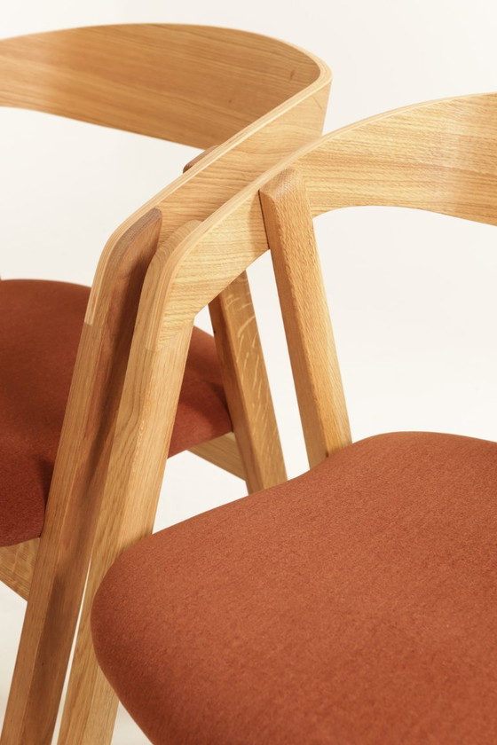 Image 1 of Moderne set van 6 eetkamerstoelen van natuurlijk eikenhout met terracotta bekleding.