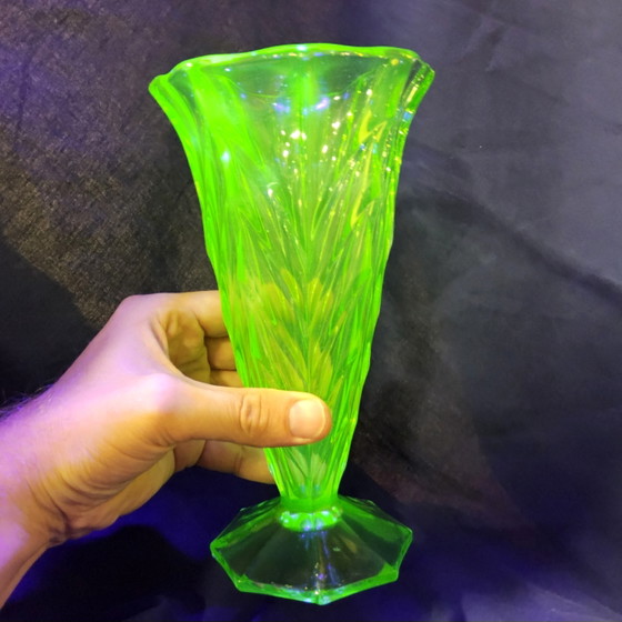 Vase Antique Art Déco Bohémien en Uranium / Verre Géométrique Effilé (Verre de Bohème) – Glass (photo 2 of 15)