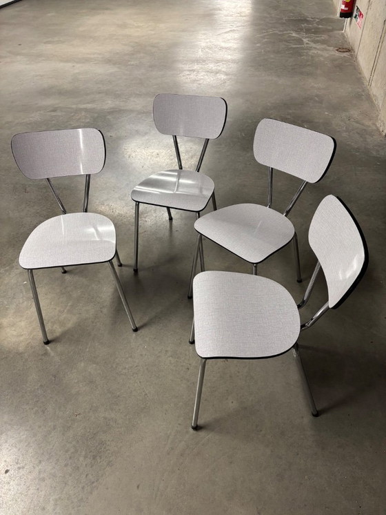 Image 1 of Conjunto de mesa y 4 sillas de fórmica + taburete