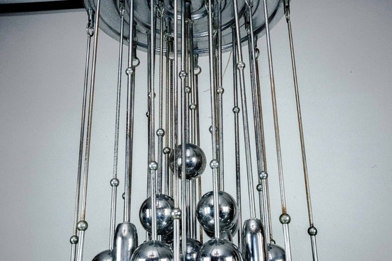 Image 1 of Italiaanse chromen kroonluchter met bolvormige elementen, jaren 70
