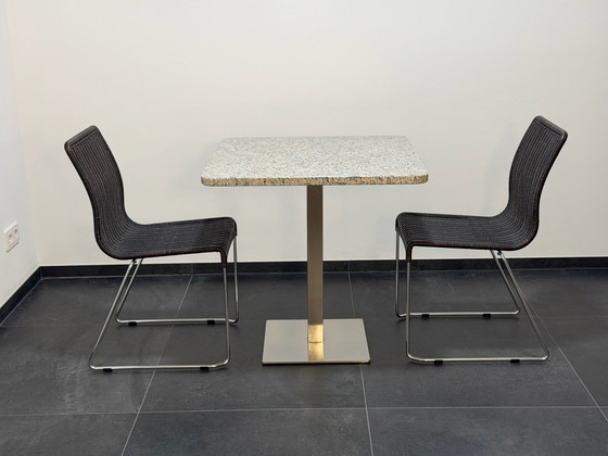 Design-Essplatz | Granittisch nach Maß + 2 FLY Peddigrohr-Stapelstühle – Esszimmergarnitur, Metall, Rattan (photo 2 of 15)