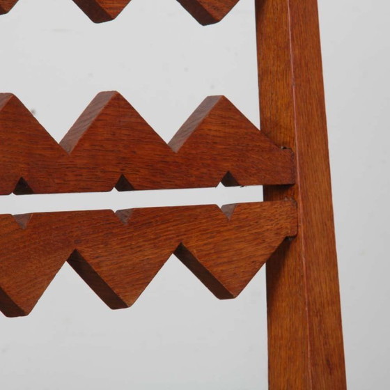 Image 1 of Silla de roble macizo, obra francesa de la década de 1950.