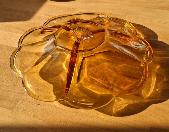 Image 1 of Geteilte Servierschale aus bernsteinfarbenem Pressglas im Mid-Century-Stil.