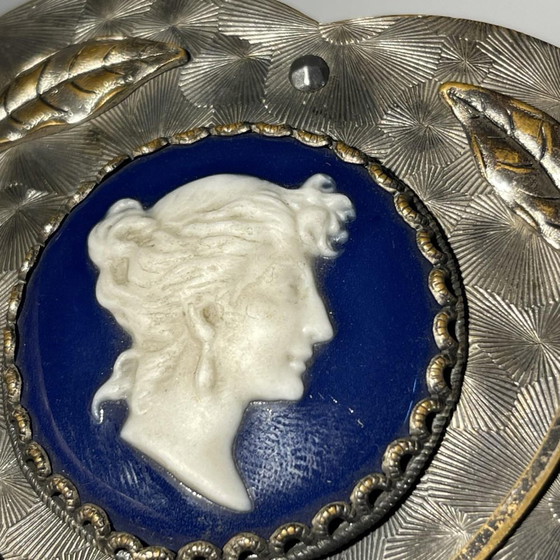 Gürtelschnalle mit Kamee-Porträt einer Dame im Profil – Dekorative Objekte, Porcelain, Ceramic, Art Nouveau (photo 3 of 6)