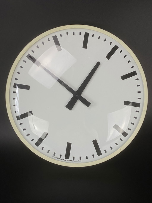 Orologio da parete di design industriale svizzero