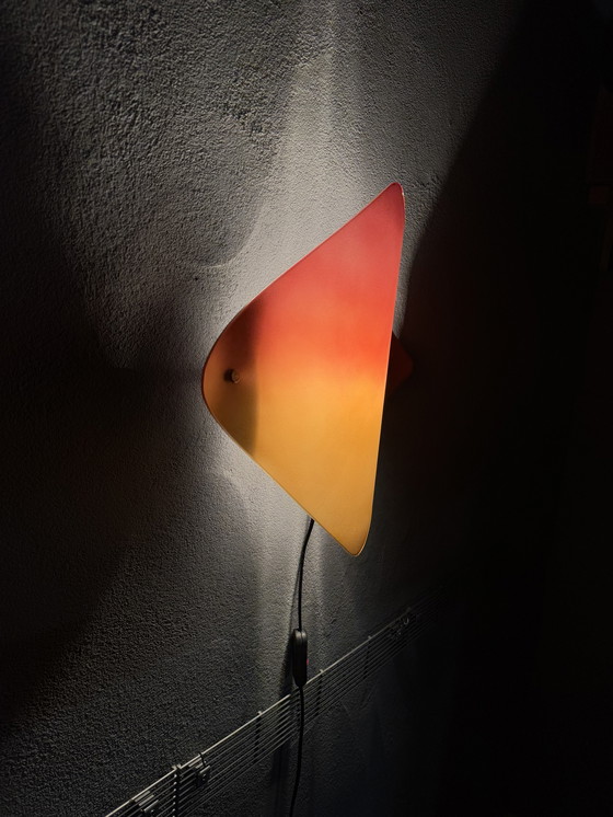 Image 1 of Wandlamp met warm kleurverloop