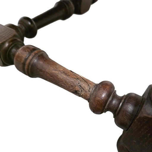 Mesa auxiliar francesa antigua con tablero bordado, finales del siglo XIX.