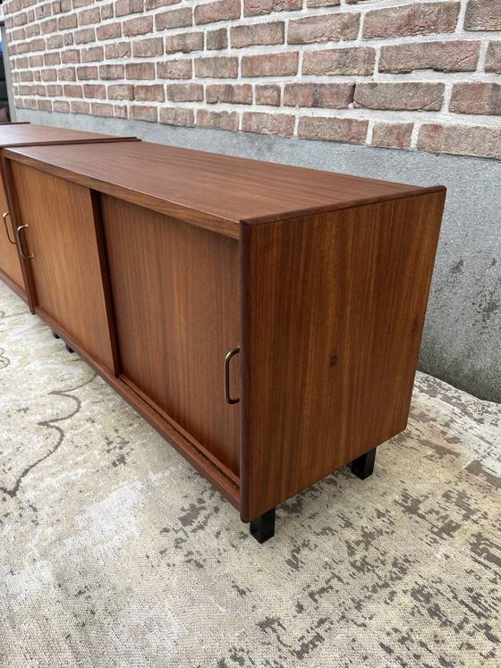 Image 1 of Mobile TV basso vintage in teak, un modello davvero fantastico con 4 ante scorrevoli.