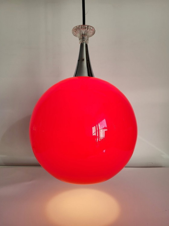 Image 1 of Lámpara colgante de cristal opalino rojo de la era espacial con acabado cromado, años 60
