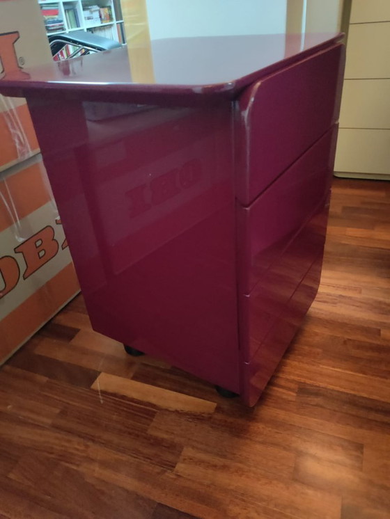 Image 1 of Bourgondisch rode ladekast en twee nachtkastjes