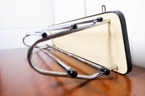 Image 1 of Porte-manteau vintage avec paroi arrière jaune.