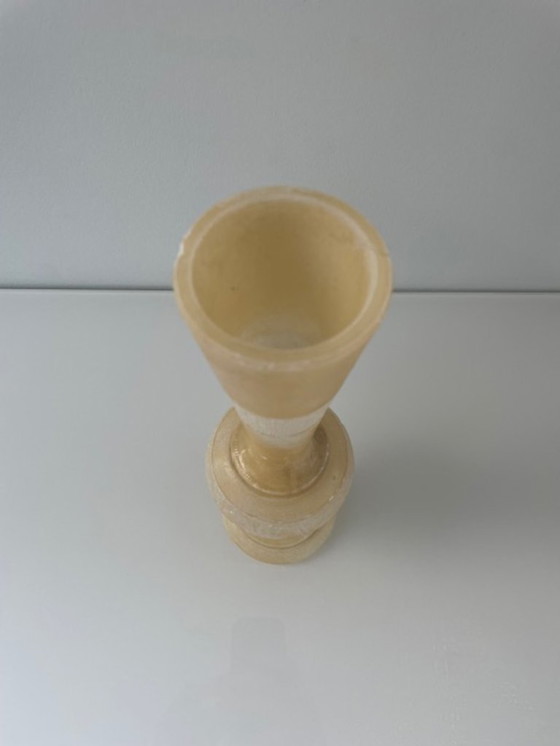Image 1 of Vaso vintage in alabastro con dettagli decorativi – 32 cm