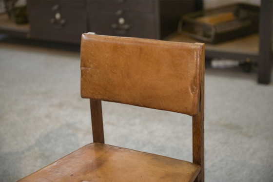 Image 1 of Een paar eikenhouten en lederen stoelen in de stijl van Gerrit Rietveld, jaren 60.