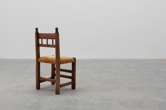 Image 1 of Sedia laterale spagnola in rovere intagliata a mano del XIX secolo con seduta in velluto