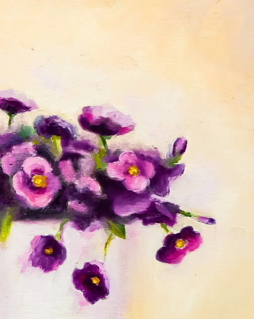 Flores pintadas a mano al óleo sobre tabla.  Cuadro de flores pintadas al óleo. Óleo con flores firmado. Flores violetas al óleo