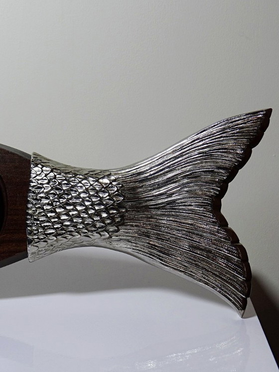 Image 1 of Grand plateau de service à saumon bois et métal argenté vintage années 60