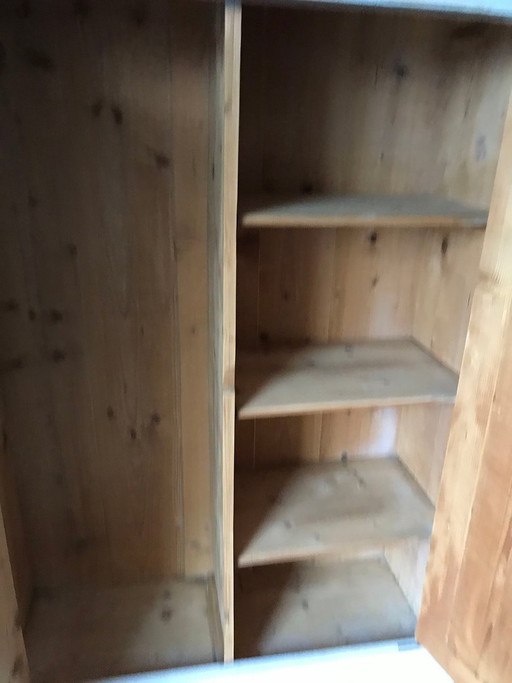 Blonder Volkswagen Samba Kleiderschrank