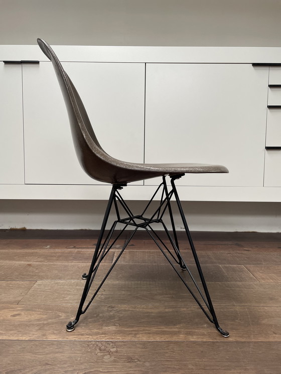 Image 1 of Sedia Eames Herman Miller Vintage in fibra di vetro con base Eiffel