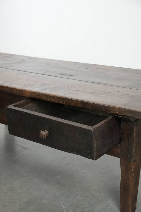 Image 1 of Mesa de centro antigua de madera de castaño del sur de Europa del siglo XVIII con dos cajones