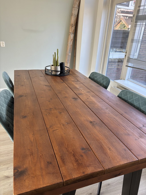 Mesa de comedor de estilo industrial