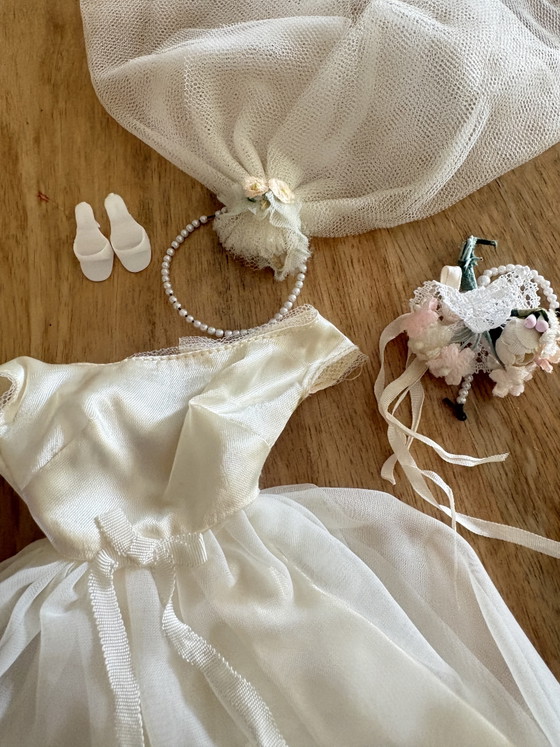 Image 1 of Barbie vintage avec plein de vêtements