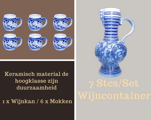 Vintage blauw-witte keramische wijnset – 7-delig (1 karaf + 6 mokken) – reliëfdecoratie – hoogwaardig aardewerk