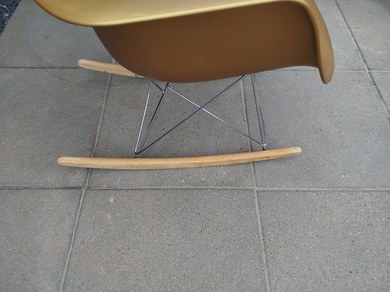 Image 1 of 1 sedia a dondolo dorata replica Eames