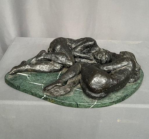 Esculturas de bronce de tres figuras reclinadas sobre base de mármol