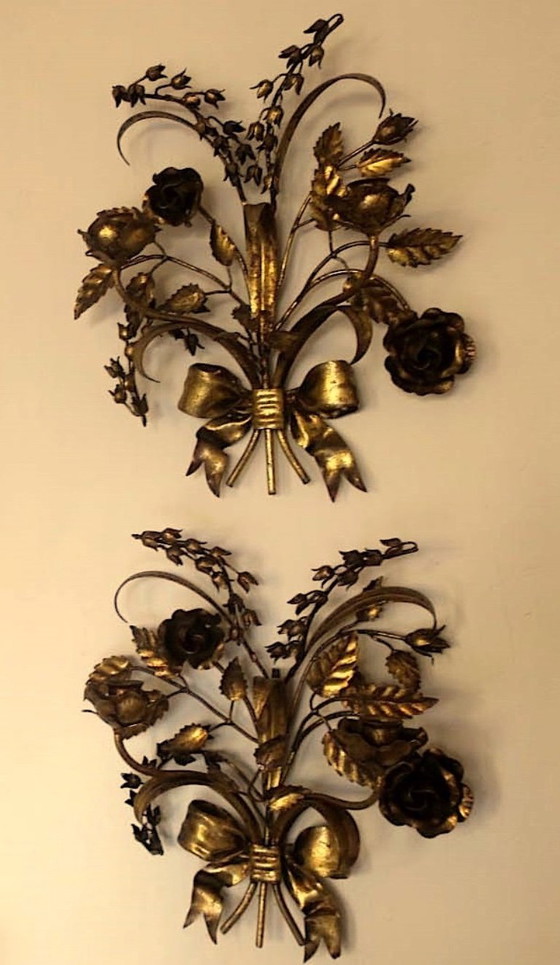 Image 1 of Par de candelabros dobles de pared chapados en oro con rosas, de Hans Kögl, década de 1960.