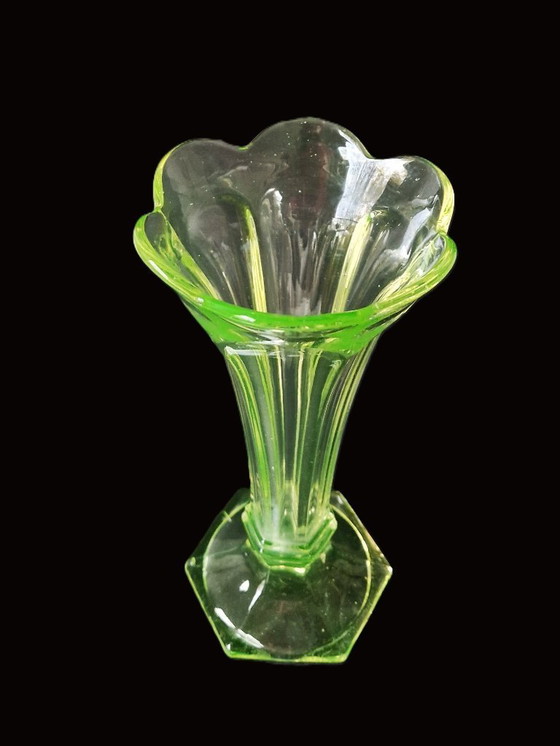 Image 1 of Art déco – Vase aus Uranglas