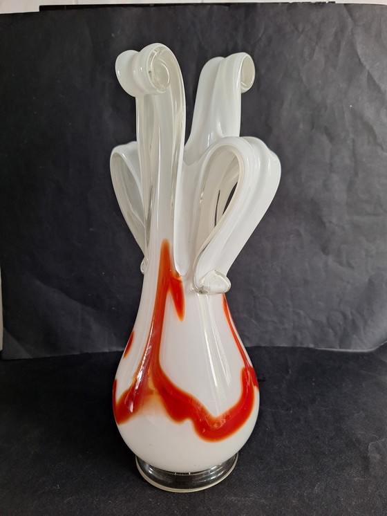 Image 1 of Grand vase en cristal Simais dans une forme d'art libre soufflé à la bouche et formé à la main. Verre de lait aux accents orangé