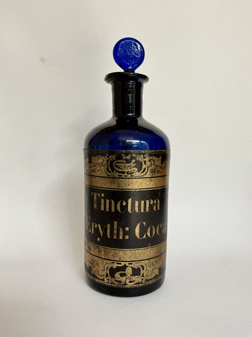 Antike kobaltblaue Apothekerflasche „Tinctura Erythr: Coca“ – decoratieve objecten, Glass, Paper (photo 2 of 9)