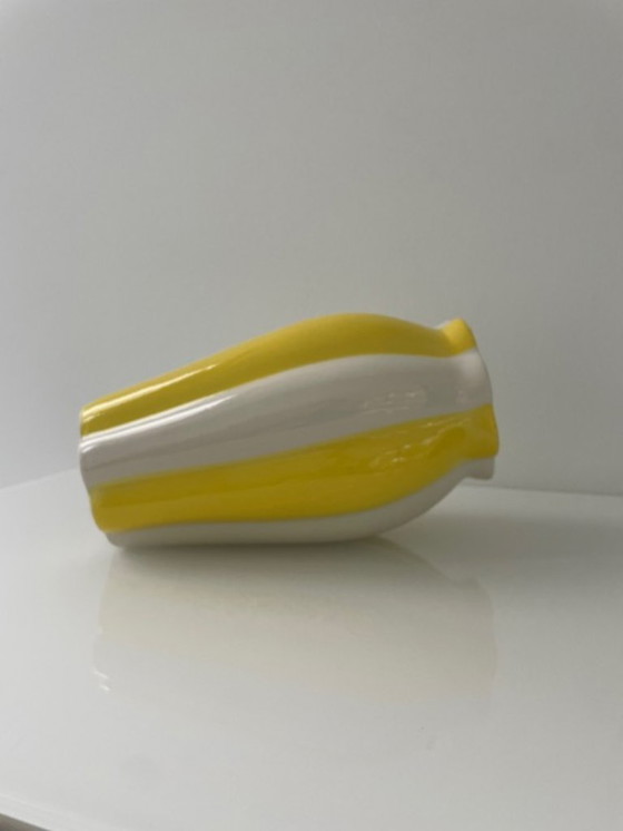 Image 1 of Vase en céramique peint à la main jaune et blanc
