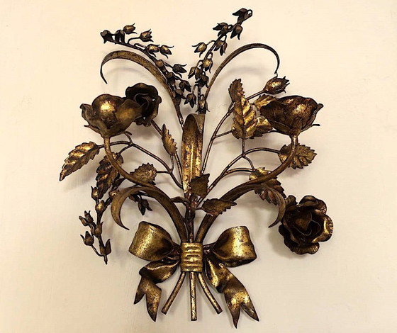 Image 1 of Par de candelabros dobles de pared chapados en oro con rosas, de Hans Kögl, década de 1960.