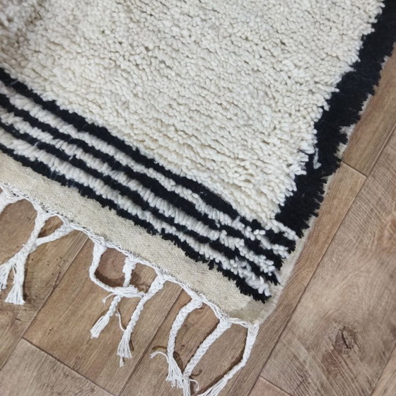 Image 1 of Minimal Moroccan Beni Ourain Rug – Minimalistisch Berbertapijt | 250 × 147 cm